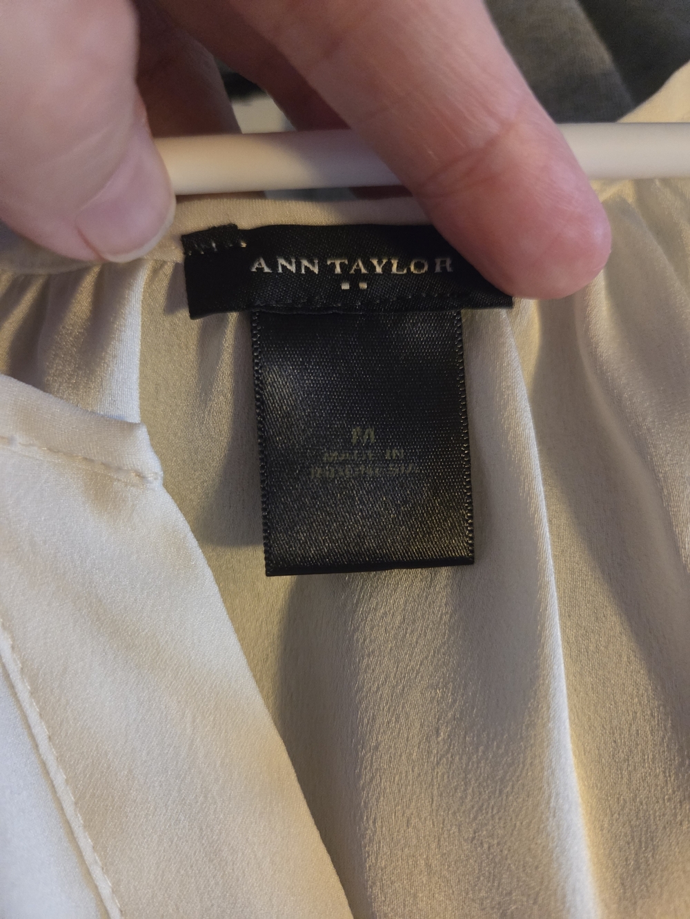 Ann Taylor White V-Neck Dual Pocket Sleeveless Blouse - Picture 3 of 3